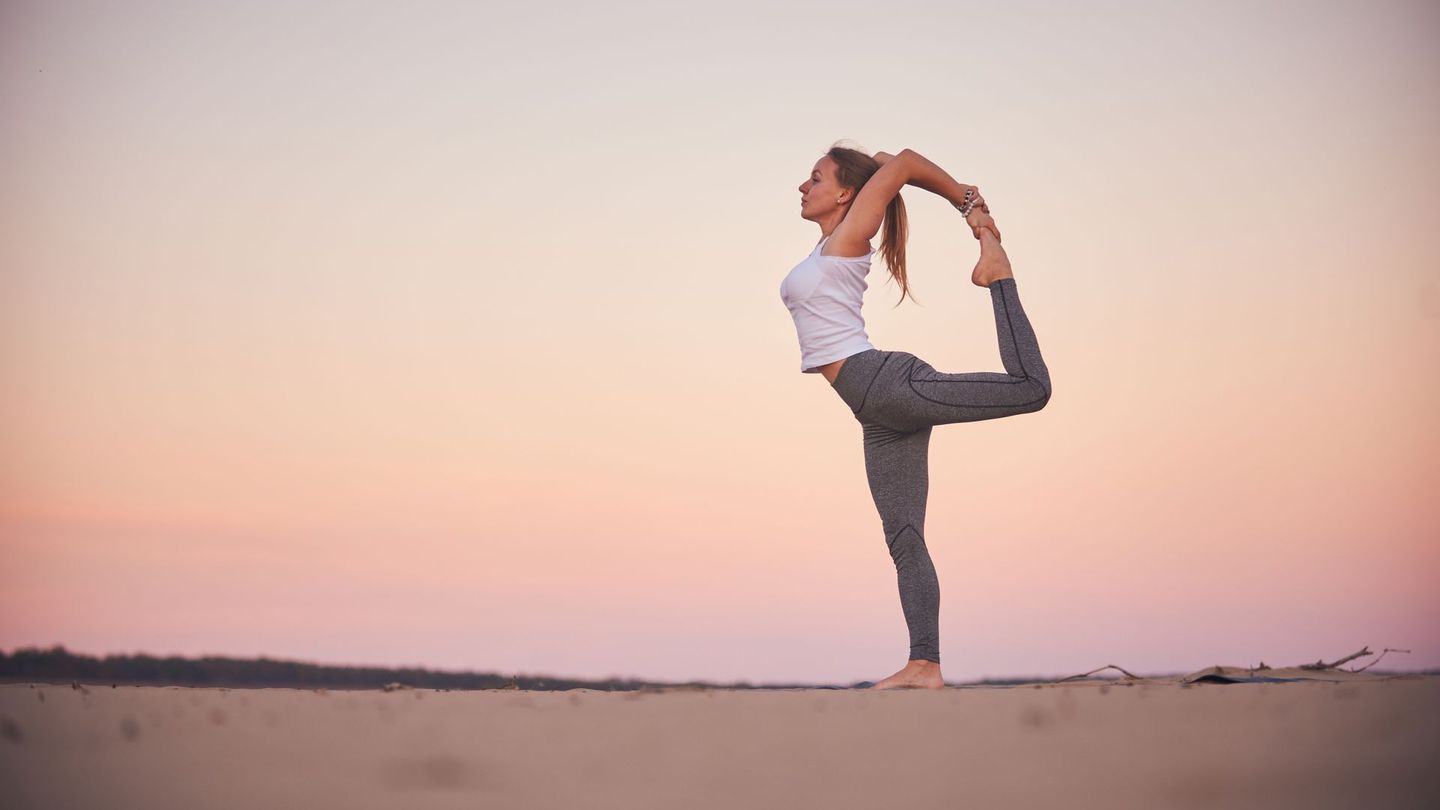 Unschöne Dellen an den Oberschenkeln loswerden oder vorbeugen können Sie mit der Yoga-Pose "Tänzer". Sie stärkt die Schenkelvorder- und Rückseite und beugt dadurch Cellulite vor. Dehnen Sie am besten die Oberschenkel vor. Dann das linke Bein nach hinten anheben und mit der rechten Hand greifen. Halten Sie die Position einige Atemzüge und wechseln Sie dann zum anderen Bein.