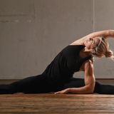 Mit der sitzenden Grätsche können Sie mehrere Probleme gleichzeitig lindern: Nieren- und Blasenentzündungen sowie Blähungen werden reduziert, die Verdauung wird angeregt. Auch die Geschlechtsorgane können stimuliert und Impotenz kann vorgebeugt werden. Dabei ist es wichtig, den Bereich zwischen den Sexualorganen und dem Anus, den sogenannten Mula Bandha, anzuspannen.