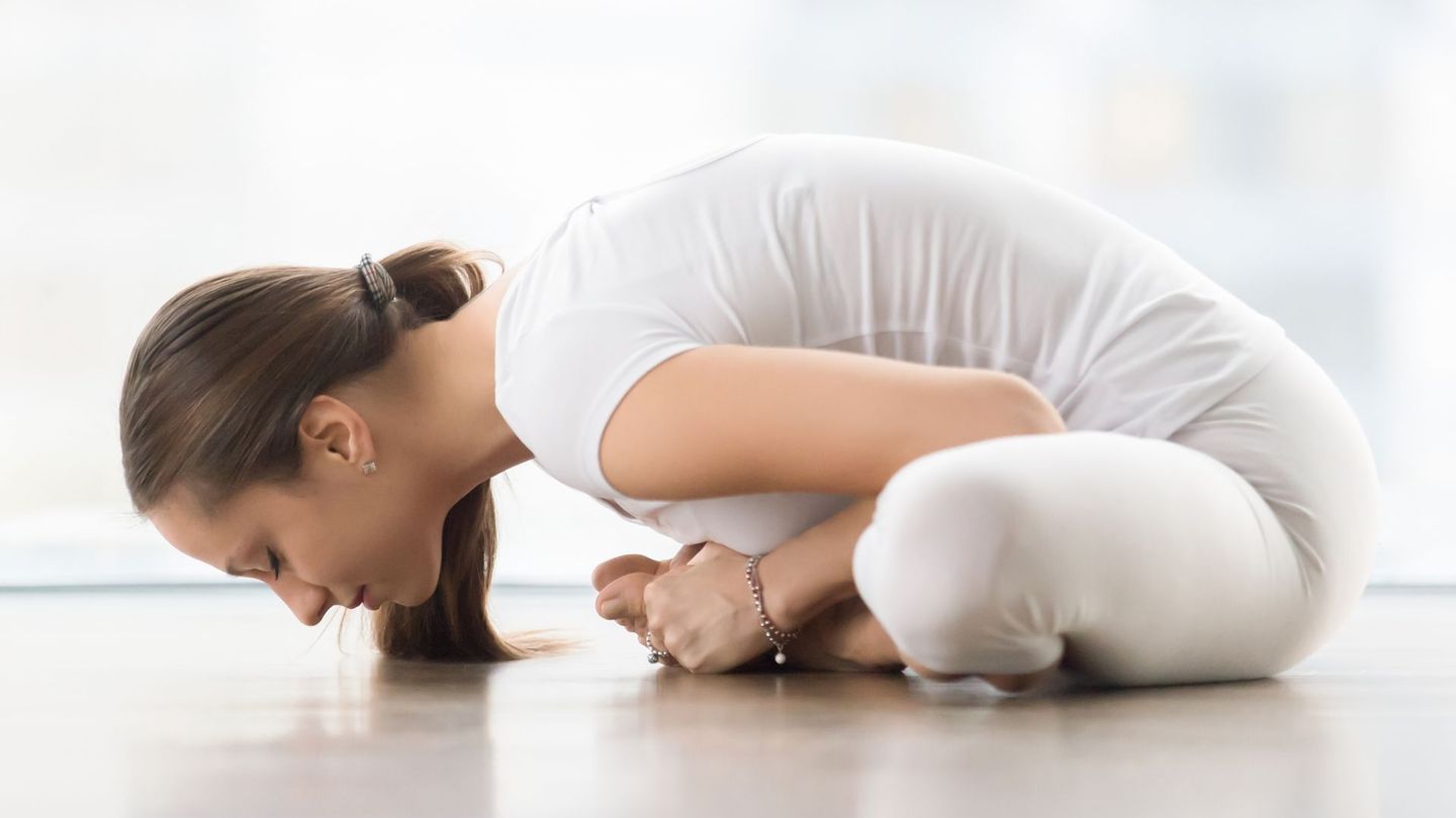 Menstruationsbeschwerden können sich in Kopf, Rücken und Unterleib bemerkbar machen. Der Schmetterling hilft zu entspannen und Krämpfe zu lösen. Setzen Sie sich aufrecht hin. Ziehen Sie die Knie an den Körper und klappen sie nach außen auf, die Fußsohlen berühren sich. Sie können die Füße umfassen und zum Lockern entspannt mit den Schenkeln wippen. Dann tief einatmen, nach vorne beugen und einige Atemzüge in der Position verweilen.