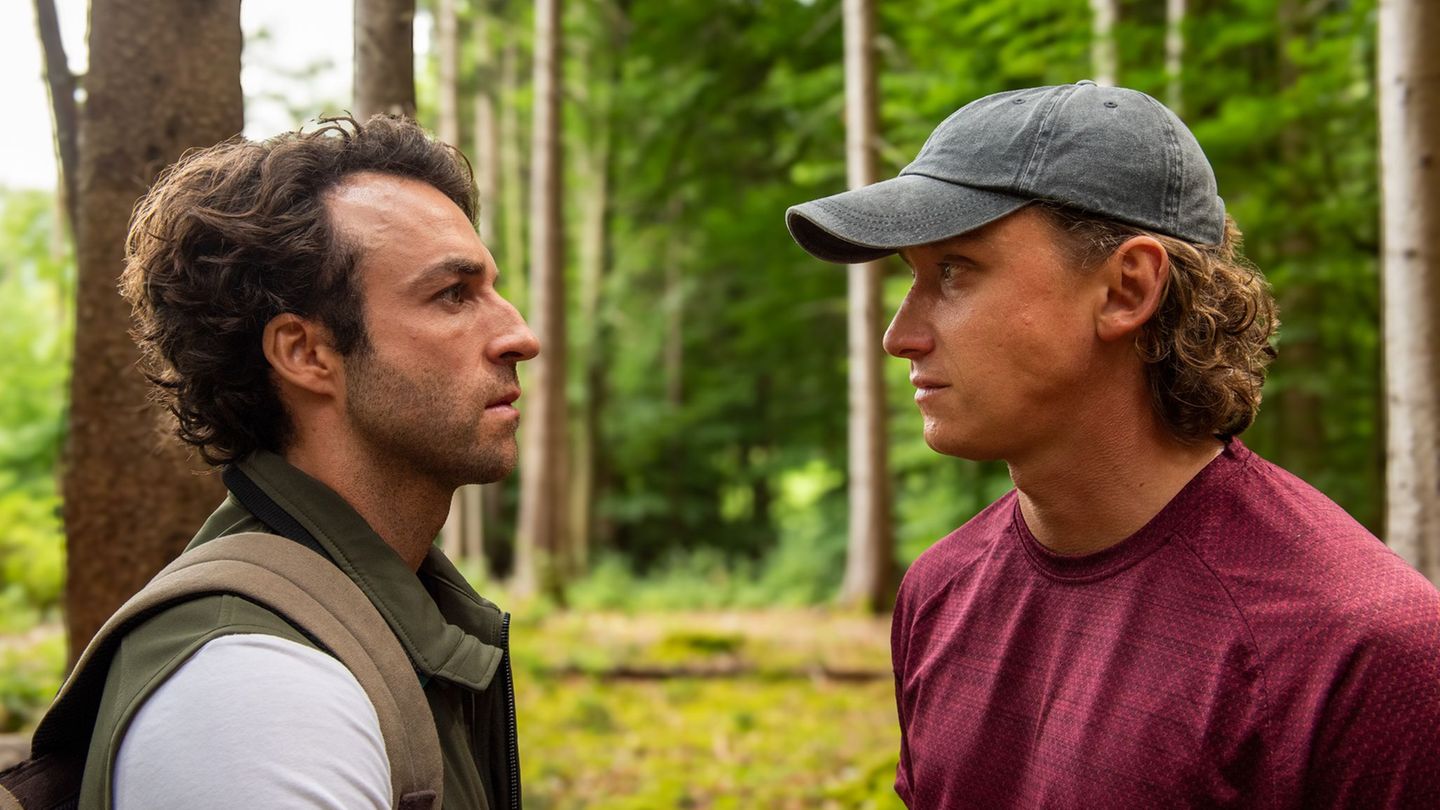 Forstwirt Yascha (Linus Schütz, links) und Fotograf Mats (Aaron Friesz) verbindet viel, aber sie müssen um ihre Liebe kämpfen -