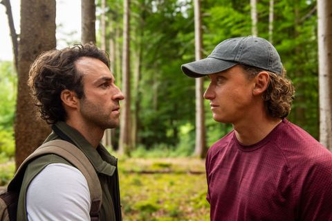 Forstwirt Yascha (Linus Schütz, links) und Fotograf Mats (Aaron Friesz) verbindet viel, aber sie müssen um ihre Liebe kämpfen -