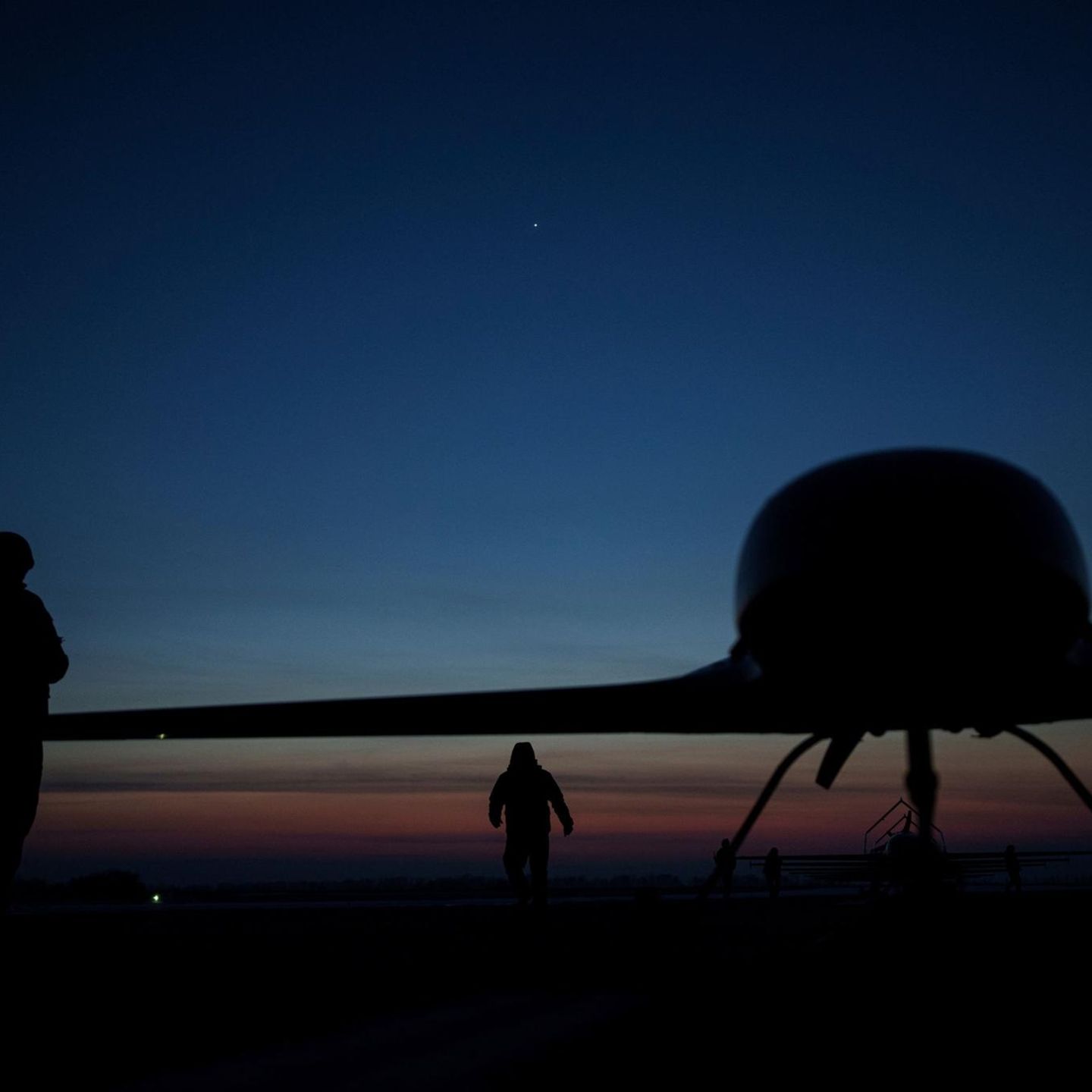 Soldaten in der Ukraine präparieren eine Langstreckendrohne An-196 Ljutyj (Archivbild)