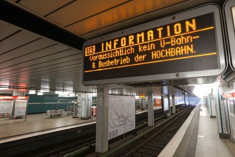 Leere Bahnsteige an den Hamburger U-Bahn-Stationen am Sonnabend. Foto: Bodo Marks/dpa