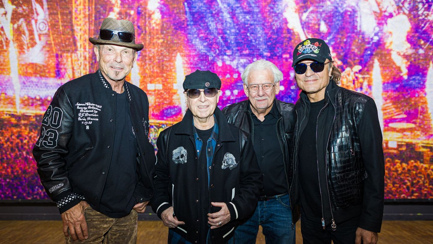 Die Scorpions während der Vernissage der Fotoausstellung "Pixel of Rock". Foto: Moritz Frankenberg/dpa