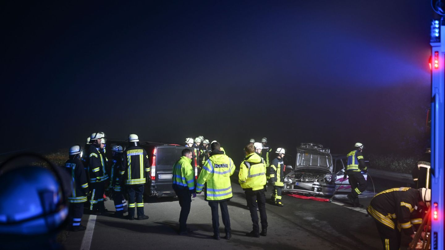 Nebel sorgte auf der A31 für Autounfälle. Foto: Lars Penning/dpa