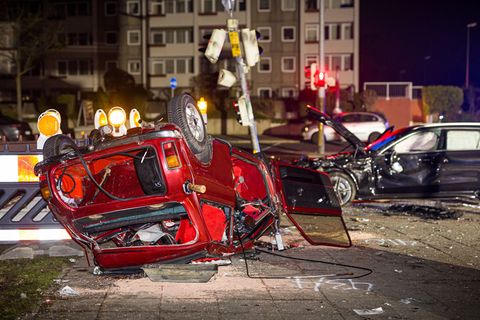 Bei einem schweren Unfall in Garbsen bei Hannover wurden sechs Menschen verletzt. Foto: Moritz Frankenberg/dpa