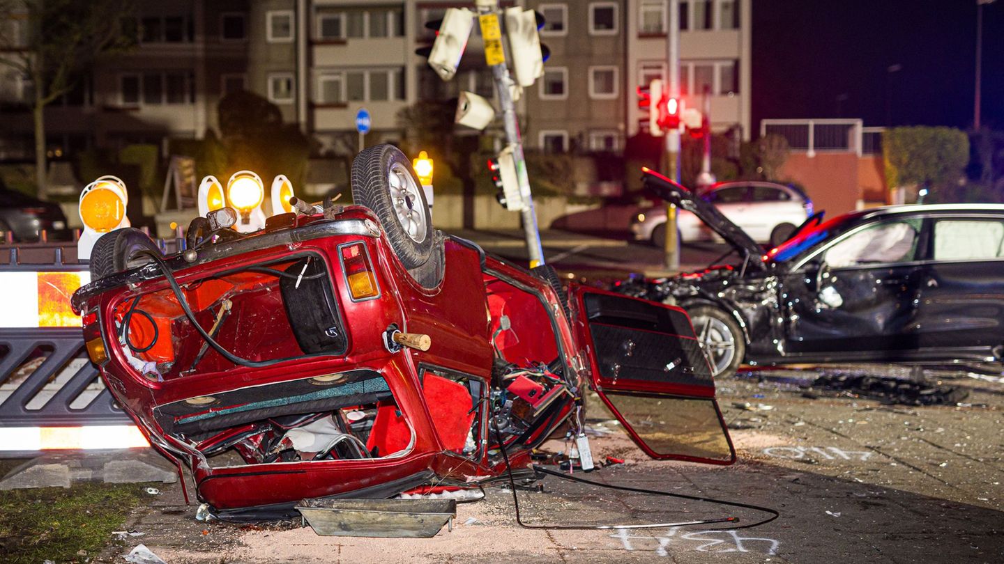 Bei einem schweren Unfall in Garbsen bei Hannover wurden sechs Menschen verletzt. Foto: Moritz Frankenberg/dpa