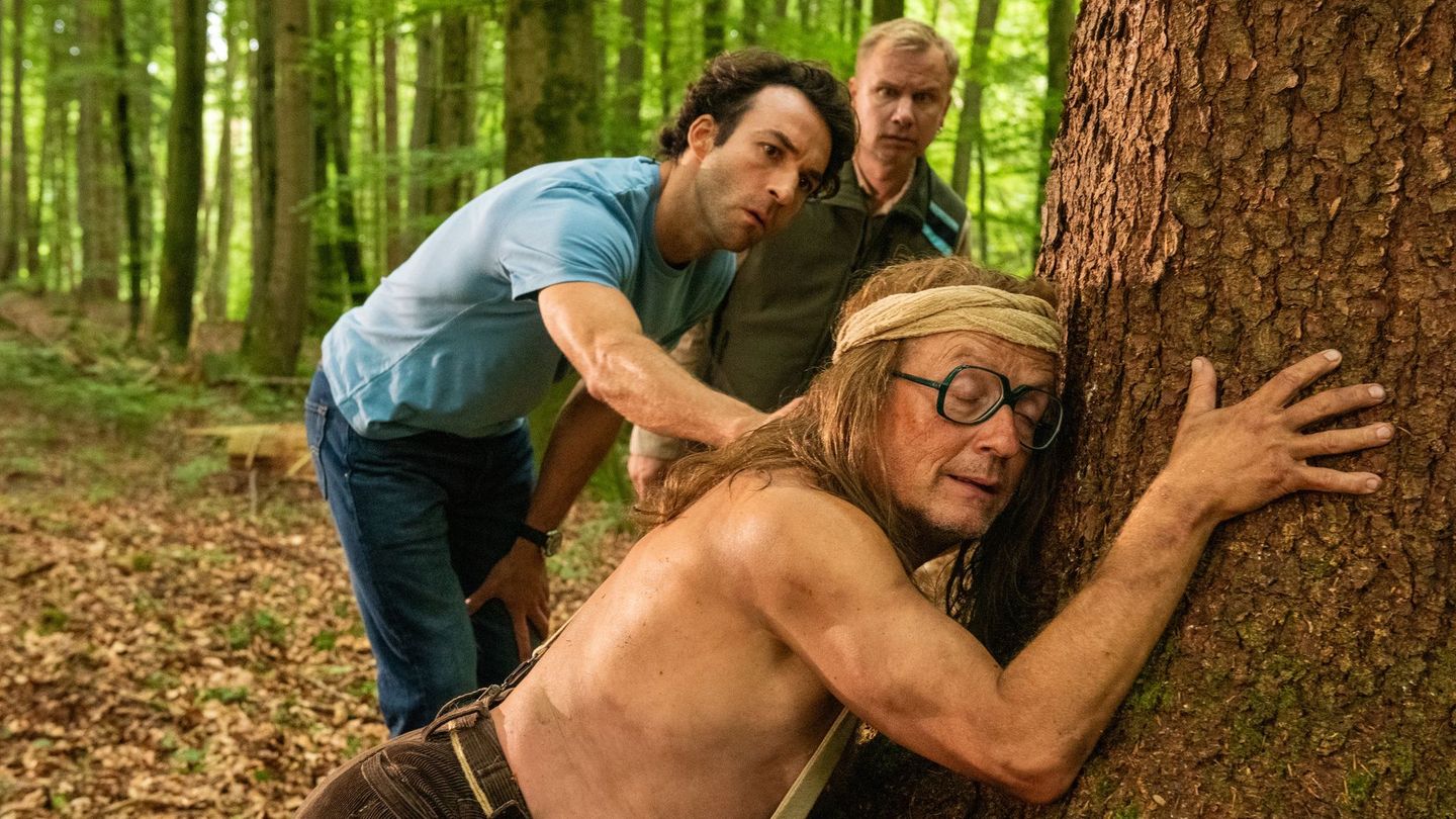 Neben Linus Schütz (links) und Robert Stadlober (Mitte) übernimmt auch der Komiker Wigald Boning (rechts) eine kleine Rolle im ZDF-Herzkino "Baumgeflüster".