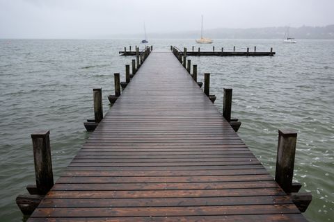 Ein herrenloser Koffer am Starnberger See sorgt für Aufregung. (Symbolbild) Foto: Sven Hoppe/dpa