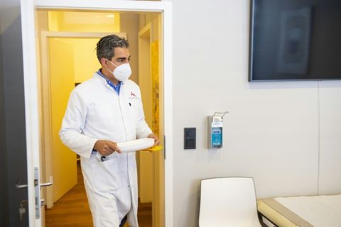 Hausarzt bei der Arbeit