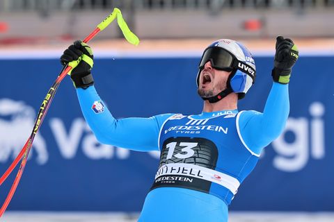 Dominik Paris jubelt über seinen schon fünften Abfahrtssieg in Kvitfjell. Foto: Marco Trovati/AP/dpa