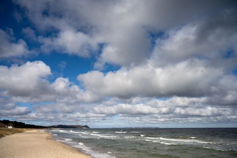 Wolken ziehen über die Ostsee vor dem Ostseebad Göhren auf der Insel Rügen. Am Sonntag werden frühlingshafte Temperaturen erwart