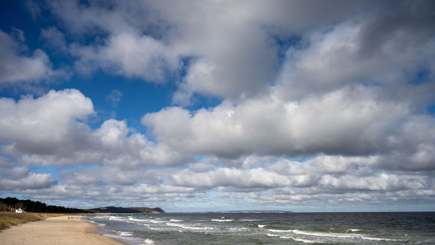 Wolken ziehen über die Ostsee vor dem Ostseebad Göhren auf der Insel Rügen. Am Sonntag werden frühlingshafte Temperaturen erwart