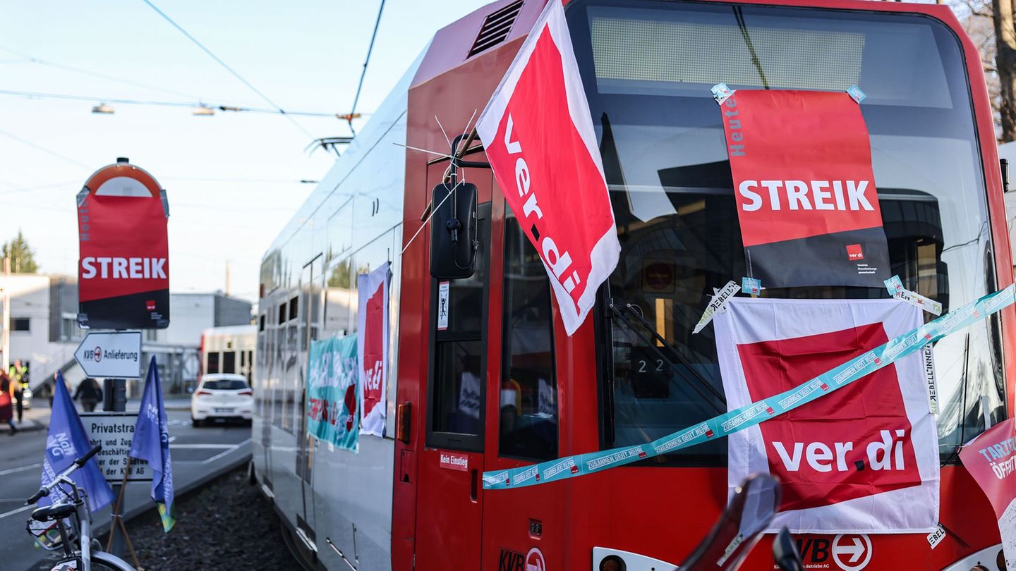 Am Montag werden wohl wieder etliche Busse und Straßenbahnen nicht fahren. (Archivbild) Foto: Oliver Berg/dpa