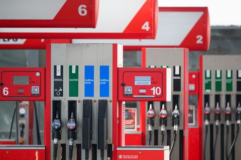 Die Spritpreise haben erneut kräftig angezogen. Insbesondere bei Diesel. (Archivbild) Foto: Robert Michael/dpa