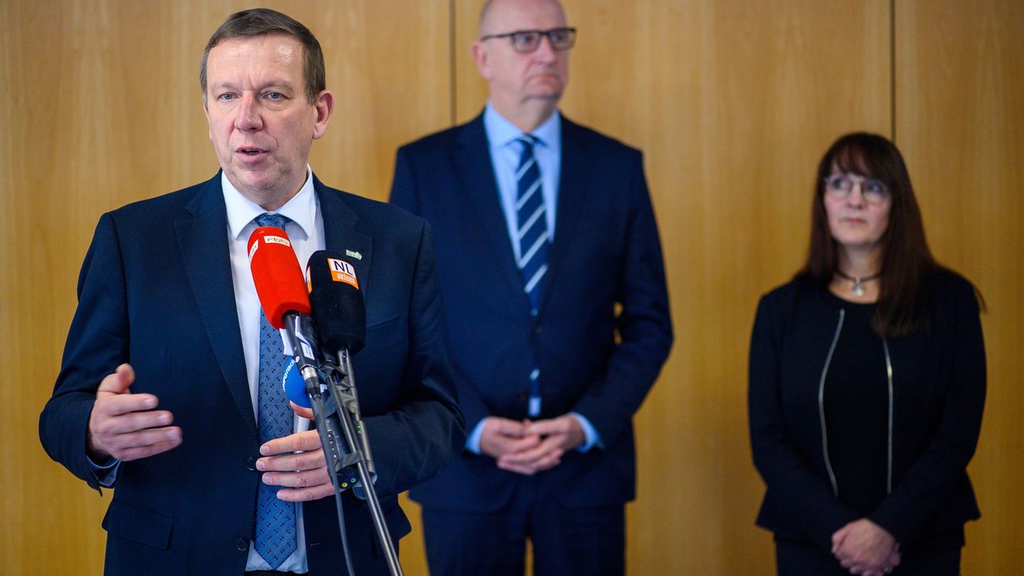 Der Landrat vom Landkreis Elbe-Elster Christian Jaschinski (links, mit Dietmar Woidke und Katrin Lange) übte scharfe Kritik nach