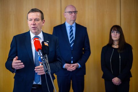 Der Landrat vom Landkreis Elbe-Elster Christian Jaschinski (links, mit Dietmar Woidke und Katrin Lange) übte scharfe Kritik nach