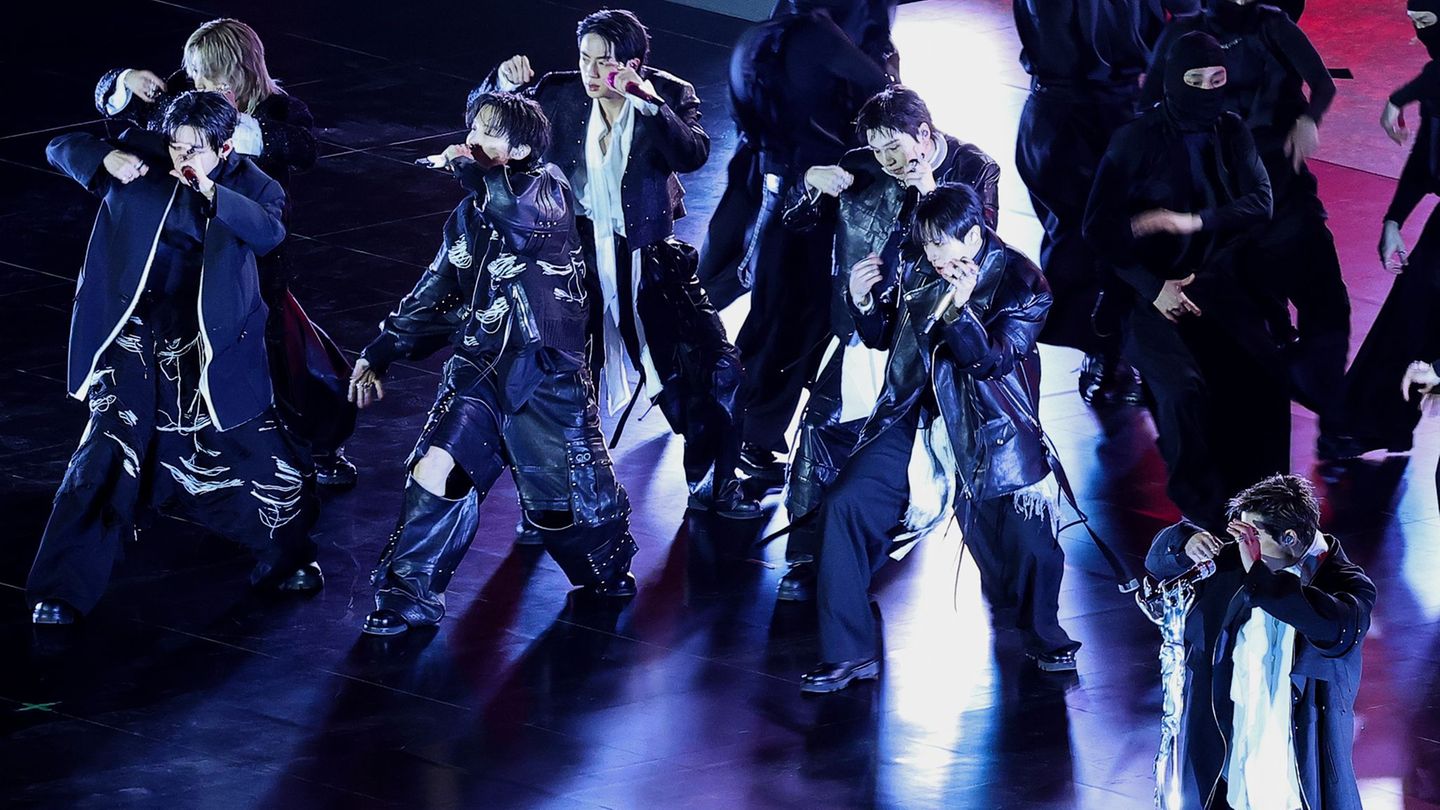 Nach vier Jahren Pause wird BTS beim ersten Auftritt in Seoul mit viel Jubel empfangen. Foto: Kim Hong-Ji/Pool Reuters/AP/dpa