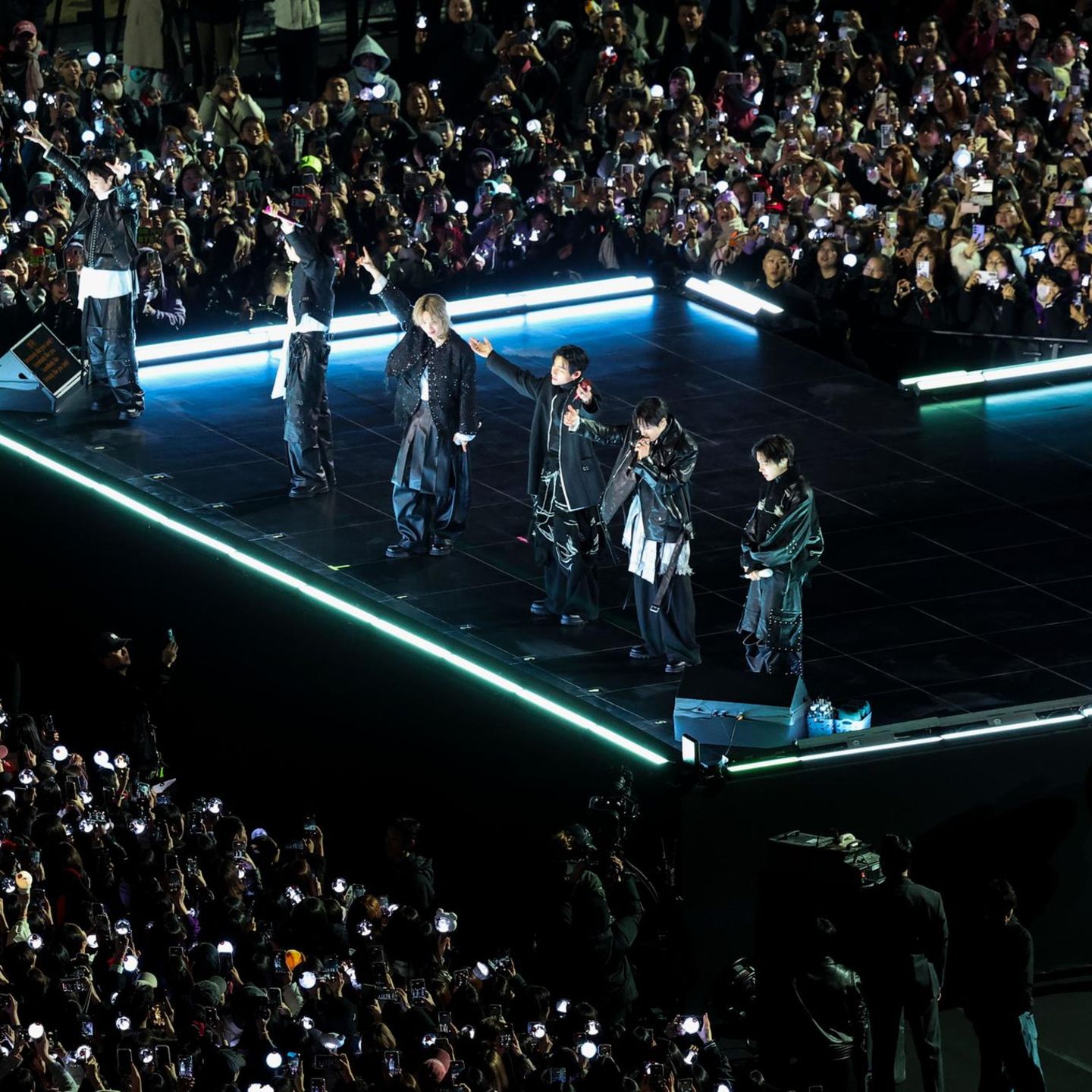 Seoul, Südkorea. Vier lange Jahre mussten ihre Fans warten, nun steht die K-Pop Band „BTS“ wieder auf der Bühne. Bei dem ersten Konzert nach ihrem Militärdienst sorgten die Künstler direkt mal für ein Verkehrschaos in Seoul. Etwa 260.000 Menschen waren auf den Gwanghwamun-Platz gekommen und legten damit große Teile der Innenstadt von Koreas Hauptstadt lahm