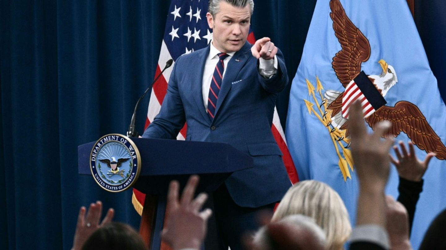US-Verteidigungsminister Hegseth bei einer Pressekonferenz