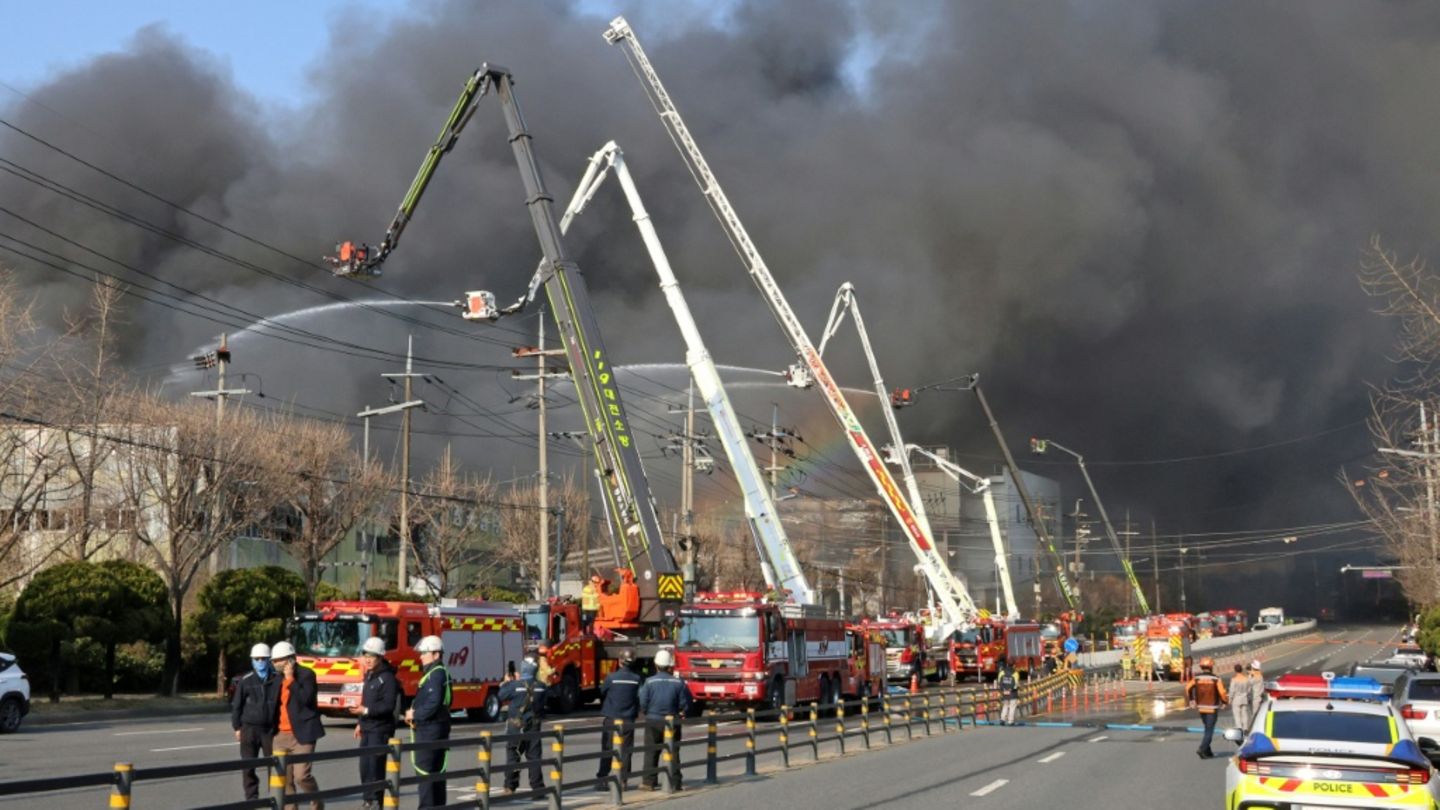 Feuerwehr im Einsatz an der Fabrik in Daejeon
