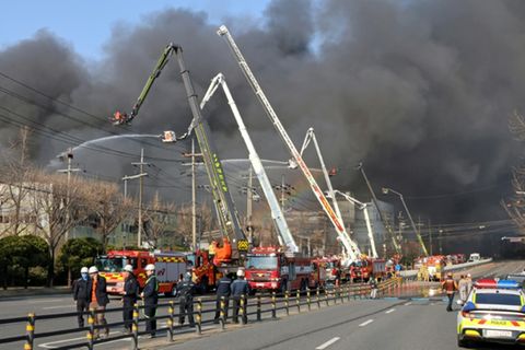 Feuerwehr im Einsatz an der Fabrik in Daejeon