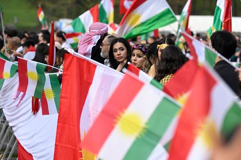 Eine pro-kurdische Versammlung hat in Bonn viele Menschen mobilisiert. Foto: Roberto Pfeil/dpa