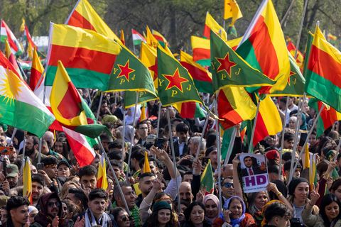 Tausende Menschen haben sich auf dem Frankfurter Rebstockgelände zum kurdischen Neujahrs- und Frühlingsfest Newroz versammelt. F