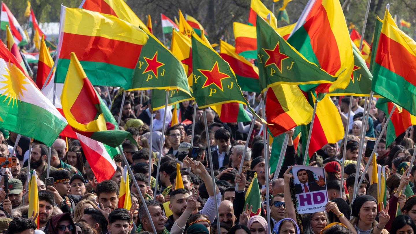 Tausende Menschen haben sich auf dem Frankfurter Rebstockgelände zum kurdischen Neujahrs- und Frühlingsfest Newroz versammelt. F