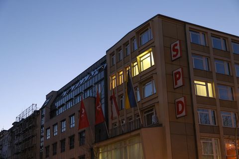 Die Berliner SPD - hier ihre Zentrale - hat ein bekanntes Mitglied verloren. (Symbolbild) Foto: Jörg Carstensen/dpa