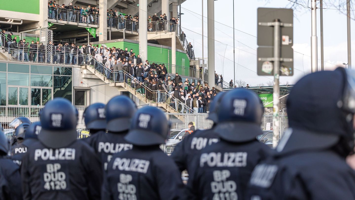 Die Wolfsburger Polizei nahm vor dem Spiel mehrere Bremer Fans fest. Foto: Andreas Gora/dpa