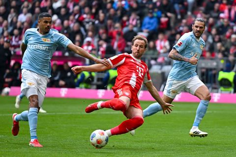 Der FC Bayern mit Torjäger Harry Kane (M) führt die Bundesliga weiter souverän an. Foto: Sven Hoppe/dpa