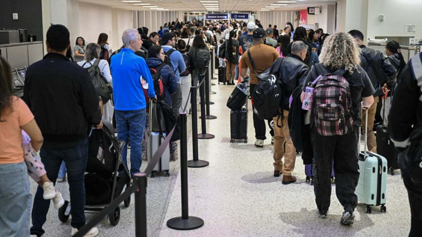 Wartende Passagiere am Flughafen in Houston