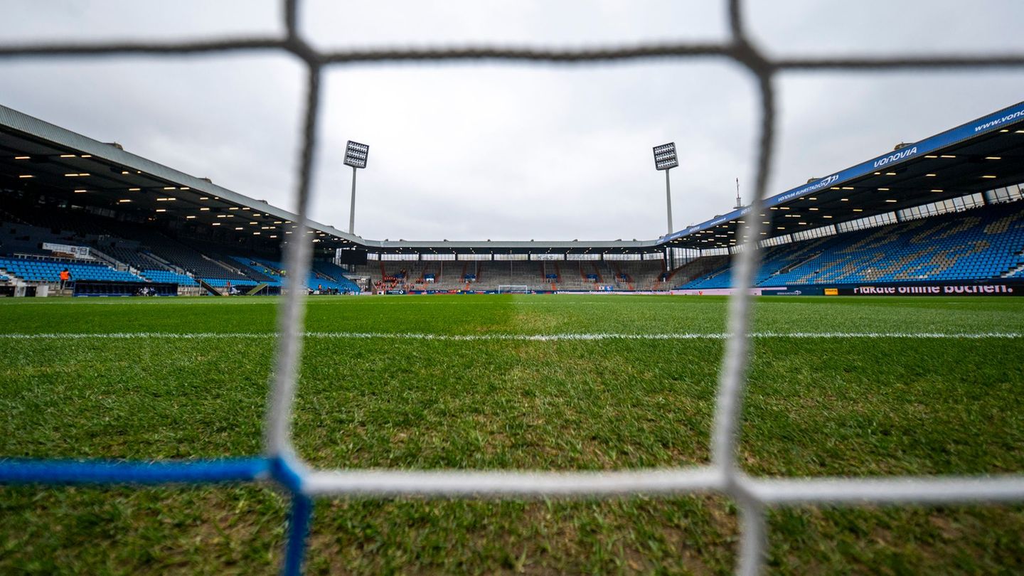 Ein Fußballtor ist in Erlangen umgestürzt und hat ein Kind tödlich verletzt. (Symbolbild) Foto: David Inderlied/dpa