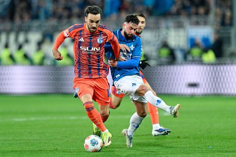 Der SV Darmstadt 98 um Marco Richter (r) und der FC Schalke 04 um Kenan Karaman schenkten sich nichts. Foto: Uwe Anspach/dpa