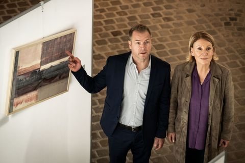Ansehen, nicht anfassen: Davon lässt sich doch ein Jürgen Simmel (Hinnerk Schönemann) nicht beeindrucken. Gemeinsam mit Kollegin Marie Brand (Mariele Millowitsch) ermittelt er nach dem Mord an Museumsdirektor Krull vor Ort und nimmt alles ganz genau unter die Lupe.