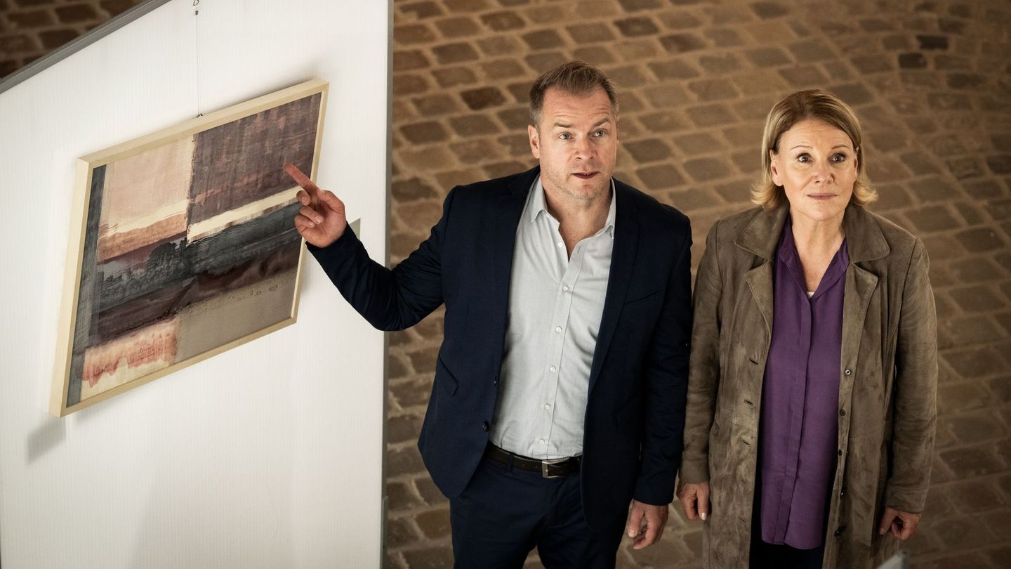 Ansehen, nicht anfassen: Davon lässt sich doch ein Jürgen Simmel (Hinnerk Schönemann) nicht beeindrucken. Gemeinsam mit Kollegin Marie Brand (Mariele Millowitsch) ermittelt er nach dem Mord an Museumsdirektor Krull vor Ort und nimmt alles ganz genau unter die Lupe.