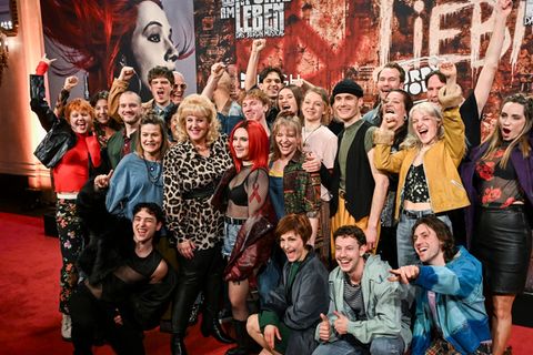 Das Publikum feiert begeistert das neue Berliner Musical "Wir sind am Leben". Foto: Jens Kalaene/dpa