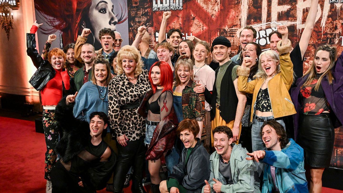 Das Publikum feiert begeistert das neue Berliner Musical "Wir sind am Leben". Foto: Jens Kalaene/dpa