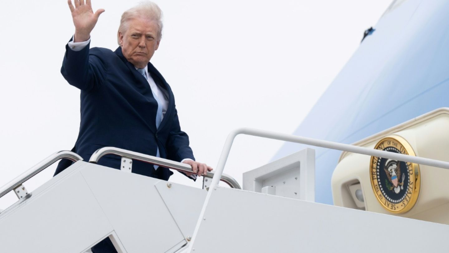 Trump betritt die Präsidentenmaschine Air Force One