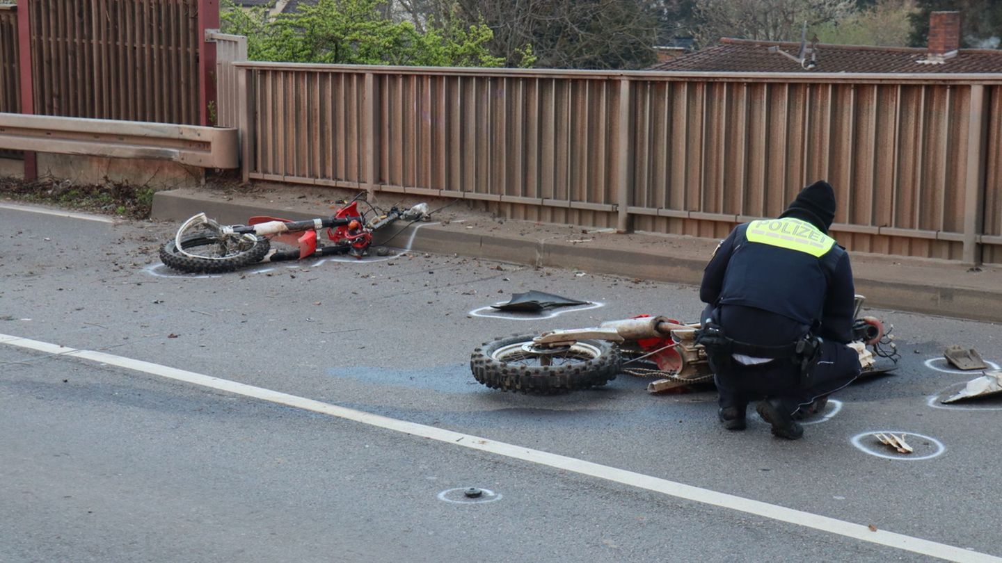 Der Fahrer stürzte metertief ins Gleisbett, das Motorrad wurde in zwei Teile gerissen. Foto: Rene Priebe/dpa