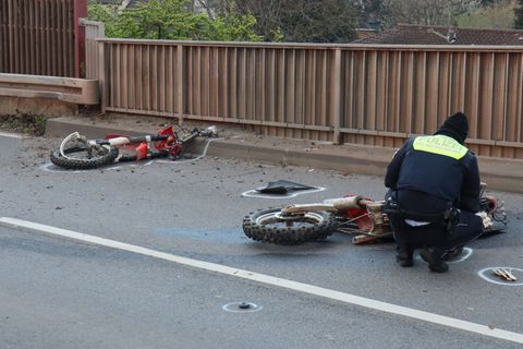 Der Fahrer stürzte metertief ins Gleisbett, das Motorrad wurde in zwei Teile gerissen. Foto: Rene Priebe/dpa