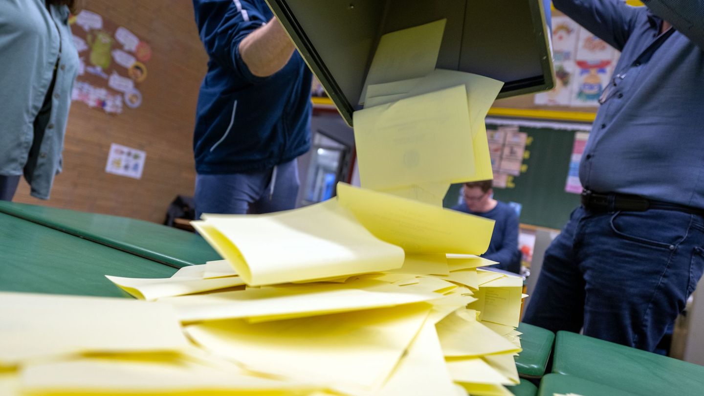 Die Wahlhelfer werden am Sonntagabend erneut viel Arbeit haben. (Archivbild) Foto: Pia Bayer/dpa