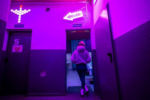 Schätzungen zufolge gehen rund 200 Frauen in den Laufhäusern im Frankfurter Bahnhofsviertel anschaffen. Foto: Boris Roessler/dpa