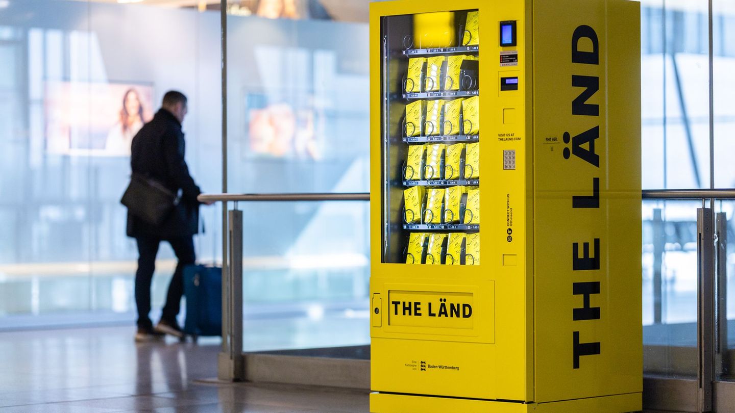 Der Sticker-Automat soll zunächst bis Ende des Jahres am Flughafen stehen. Foto: Christoph Schmidt/dpa