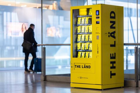 Der Sticker-Automat soll zunächst bis Ende des Jahres am Flughafen stehen. Foto: Christoph Schmidt/dpa