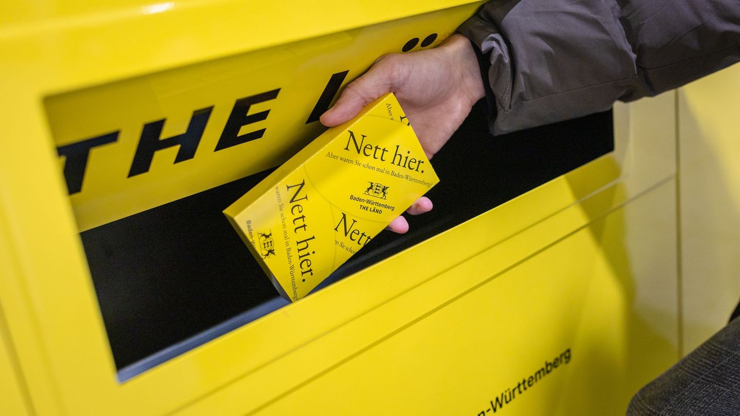 Eigentlich eher analog gedacht und auf Zügen verbreitet, fuhr der Slogan zunächst über die Gleise durchs Land, bevor er als Aufk