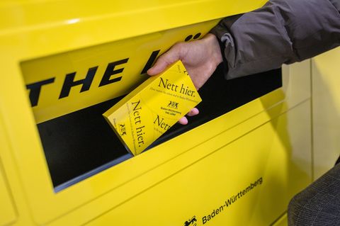 Eigentlich eher analog gedacht und auf Zügen verbreitet, fuhr der Slogan zunächst über die Gleise durchs Land, bevor er als Aufk