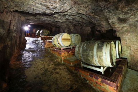 In einem alten Silberbergwerk in Freiberg lagert Whisky. Foto: Jennifer Brückner/dpa