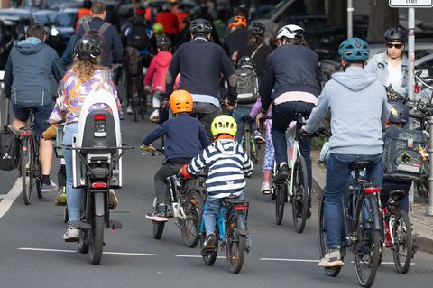 Ein "Bici-Bus" rollt durch Frankfurt: Die Kinder werden durch die Erwachsenen abgeschirmt. (Symbolbild) Foto: Boris Roessler/dpa